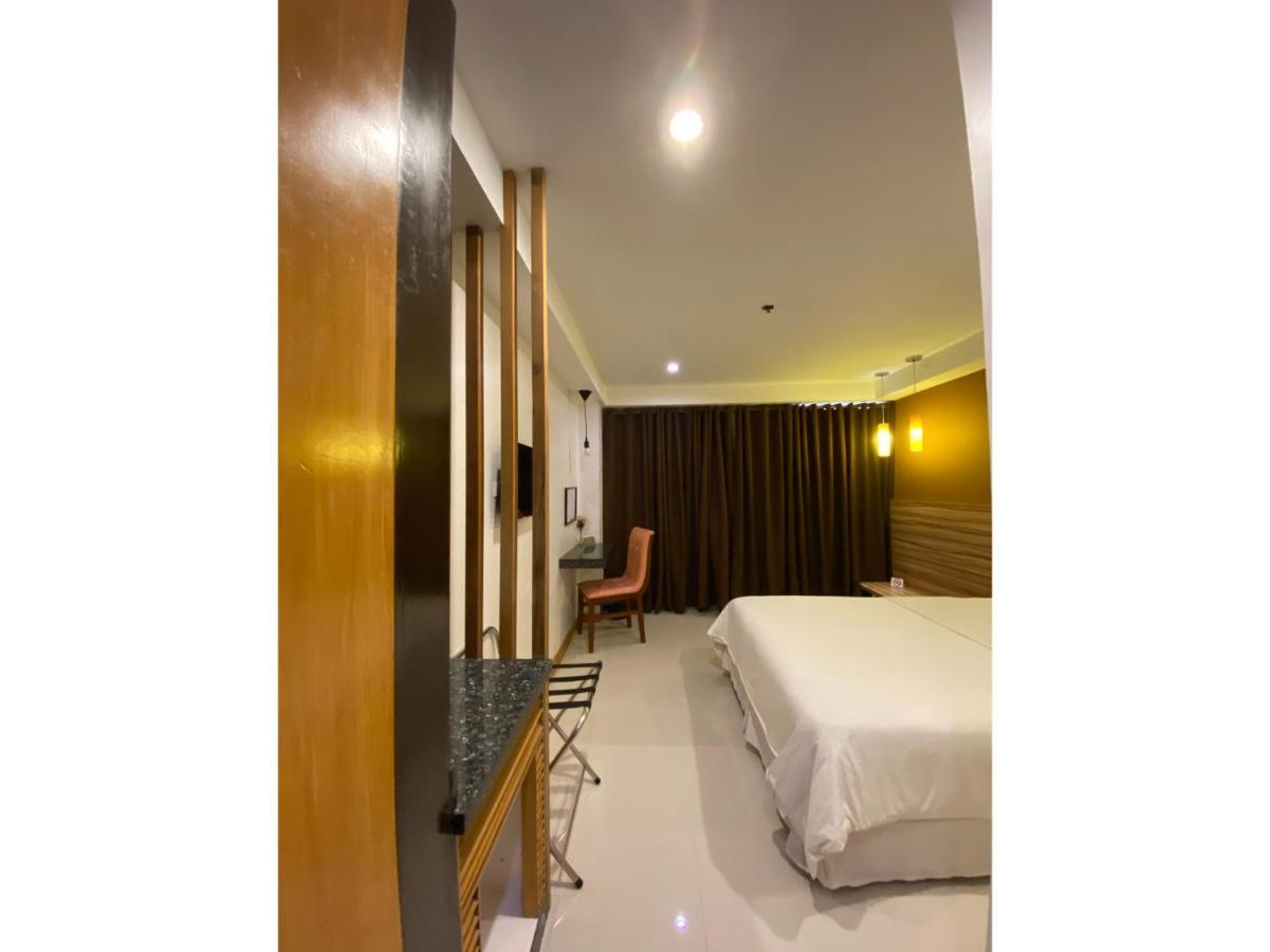 Capital O 820 Guijo Suites Makati Manille Extérieur photo