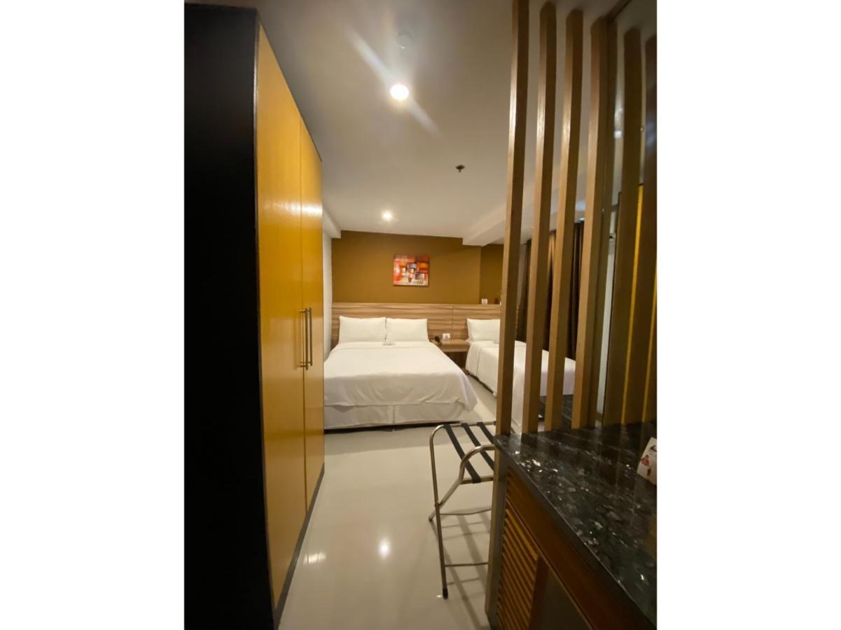 Capital O 820 Guijo Suites Makati Manille Extérieur photo