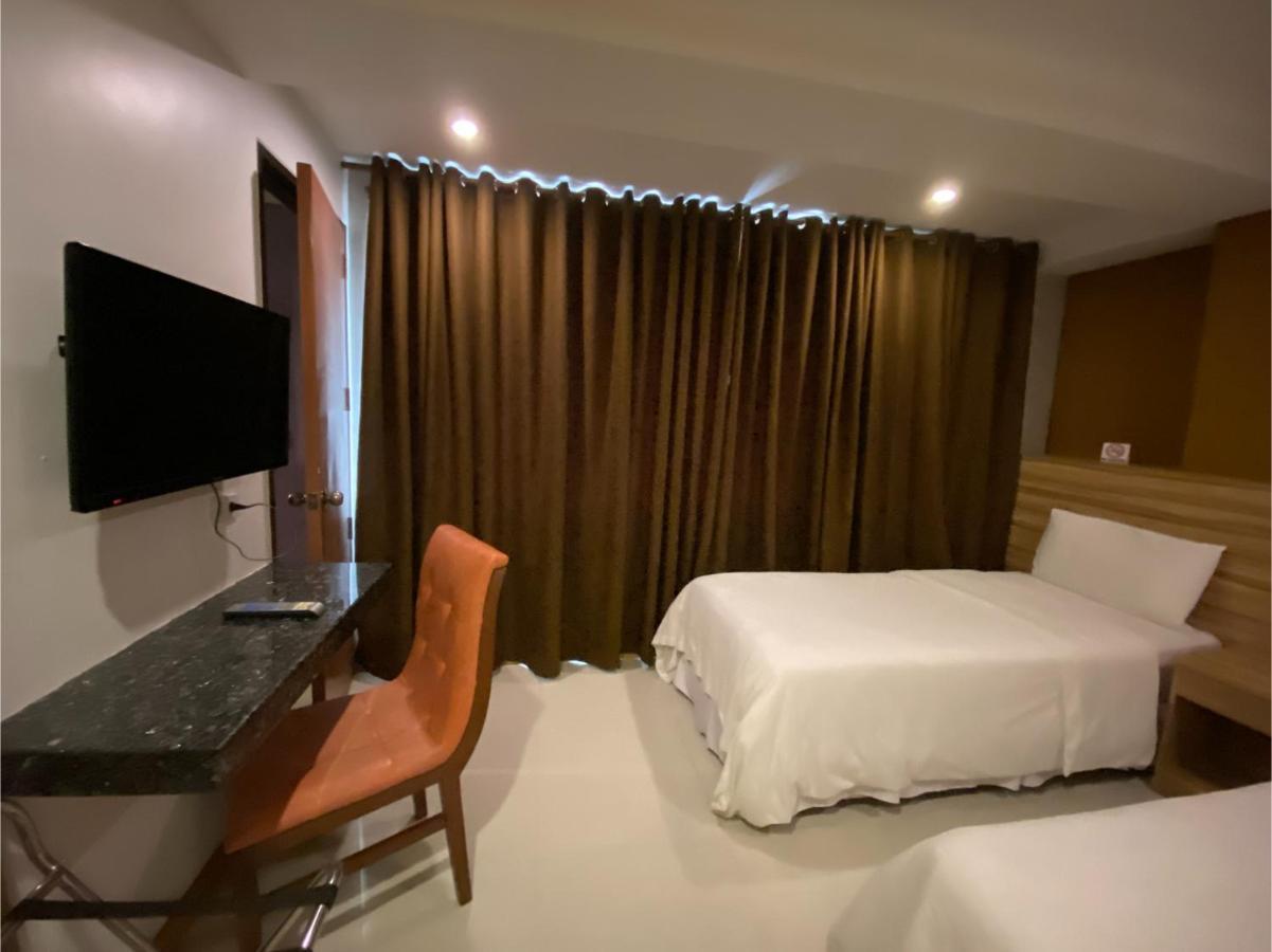 Capital O 820 Guijo Suites Makati Manille Extérieur photo