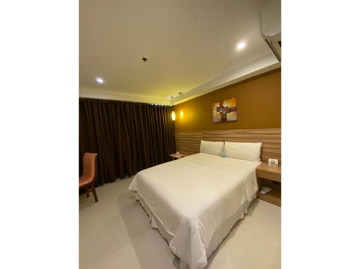 Capital O 820 Guijo Suites Makati Manille Extérieur photo