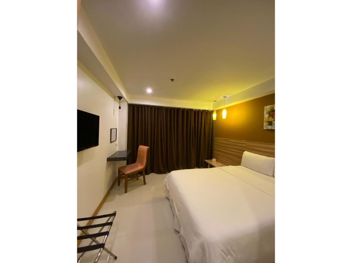 Capital O 820 Guijo Suites Makati Manille Extérieur photo