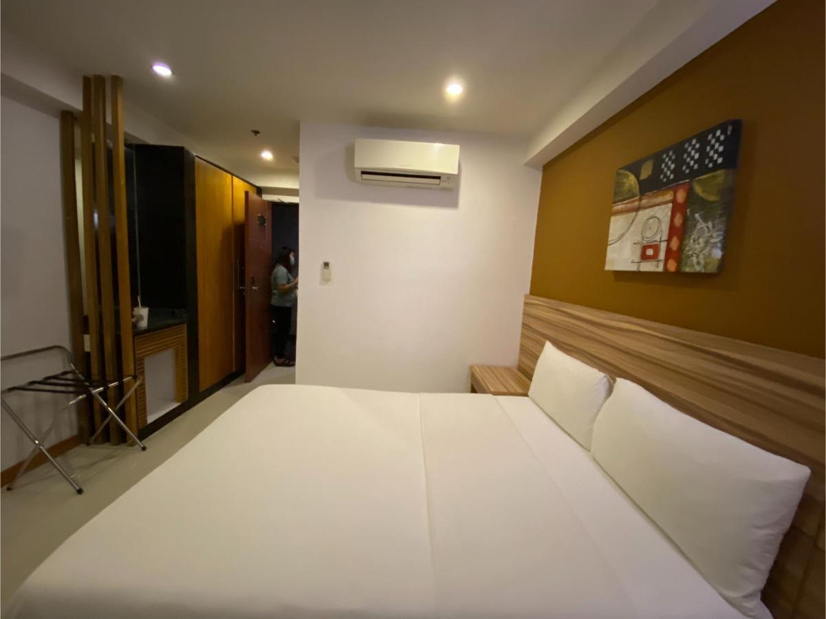 Capital O 820 Guijo Suites Makati Manille Extérieur photo